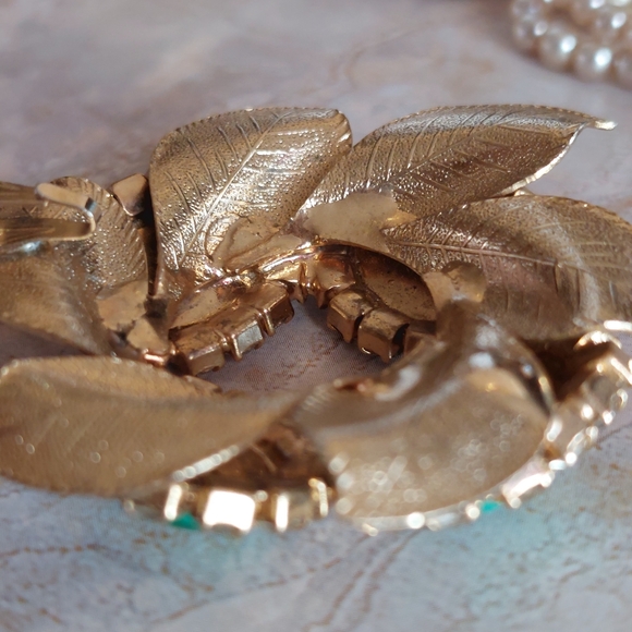 Green Peking glass cabochon vintage rhinestone goldtone pendant necklace. (WW) - Picture 4 of 8